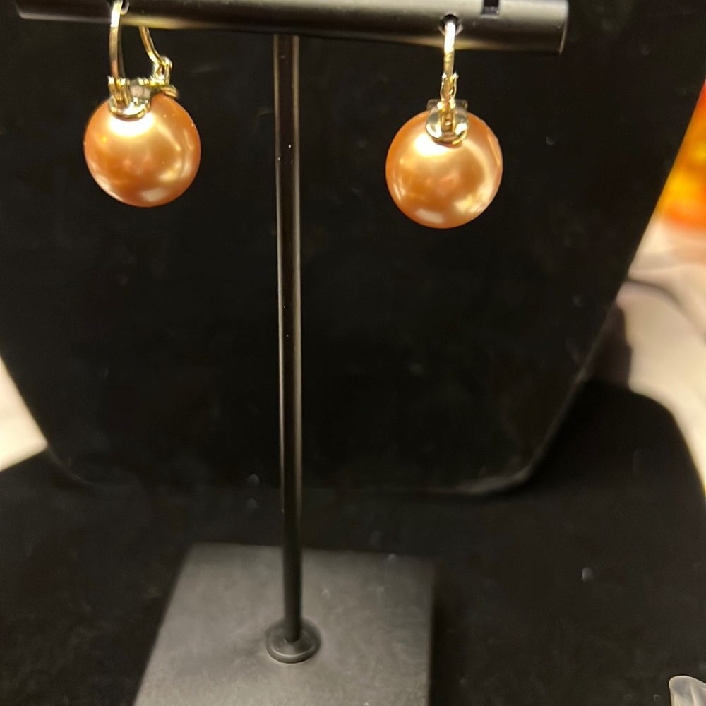 NEW  BIG PEARL HUGGIE STYLE EARRINGS ROSE 🌹 COLOR PEARLS.